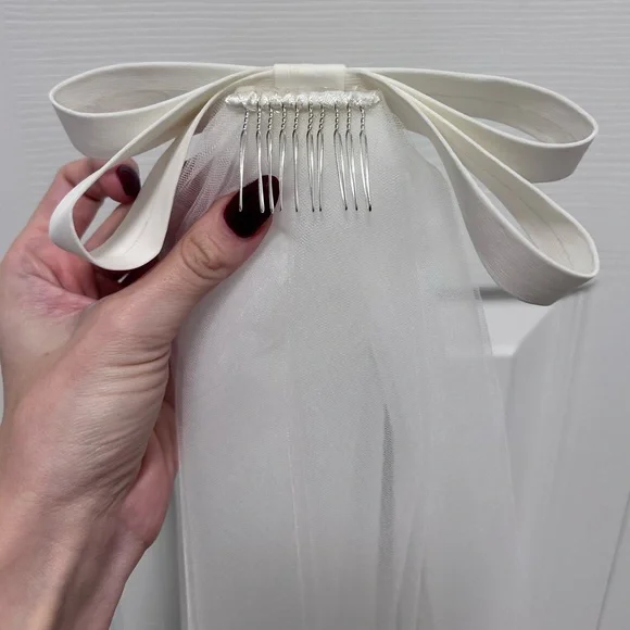 Show Me Your MuMu White Ari Bow Veil - Picture 8 of 13